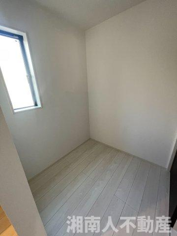 ★ファミリーにおすすめ！　茅ヶ崎市高田４丁目　新築戸建ての洋室|明るい洋室です