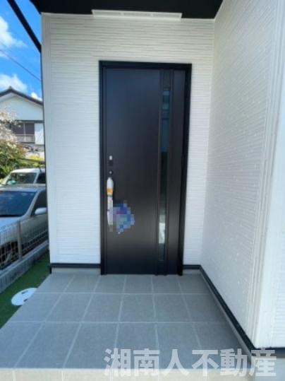 ★ファミリーにおすすめ！　茅ヶ崎市高田４丁目　新築戸建ての玄関|明るい玄関です