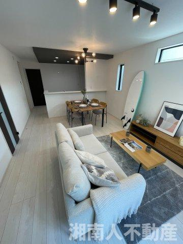 ★ファミリーにおすすめ！　茅ヶ崎市高田４丁目　新築戸建ての居間・リビング|ゆったりとした居間です