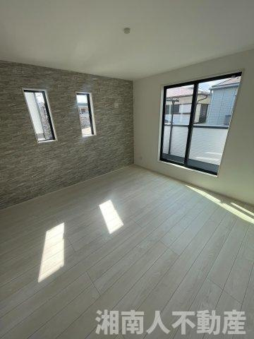 ★ファミリーにおすすめ！　茅ヶ崎市高田４丁目　新築戸建ての洋室|明るい洋室です