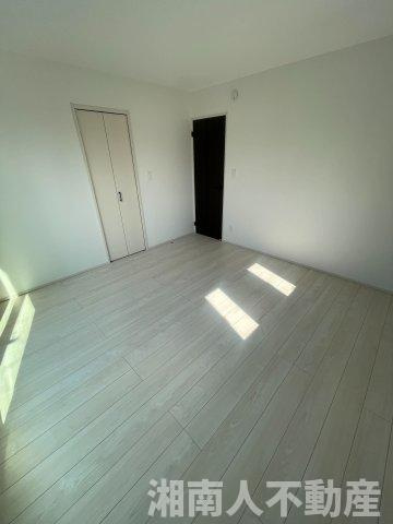 ★ファミリーにおすすめ！　茅ヶ崎市高田４丁目　新築戸建ての洋室|明るい洋室です