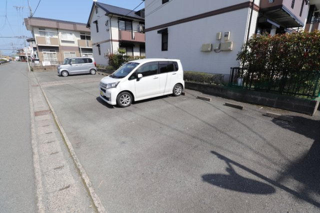 セジュール クレスト B棟の駐車場|カースペースがあります