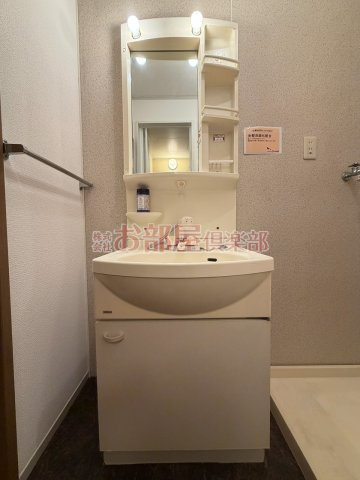 セジュール クレストB棟の洗面所|明るい洗面所です