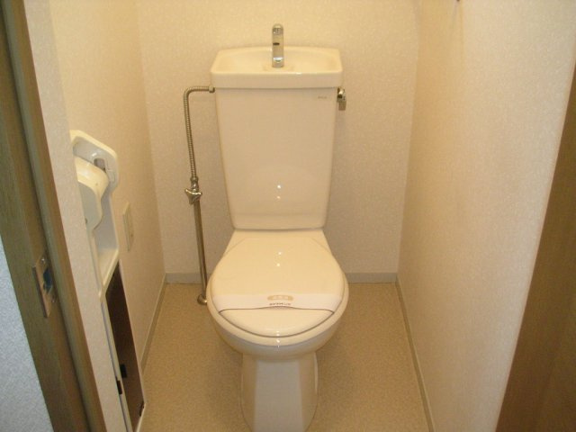 セジュール クレスト B棟のトイレ|落ち着いた色調のトイレです