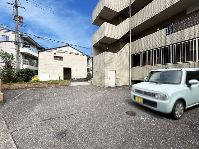 マリベールAZONOの駐車場