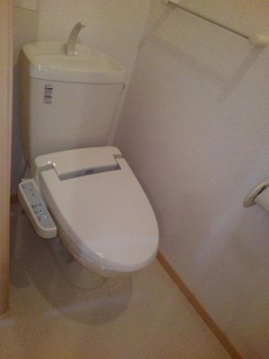 【トイレ】 | ヴィラＫＡＲＡＳＡＷＡ　Ｂ | 落ち着いた色調のトイレです