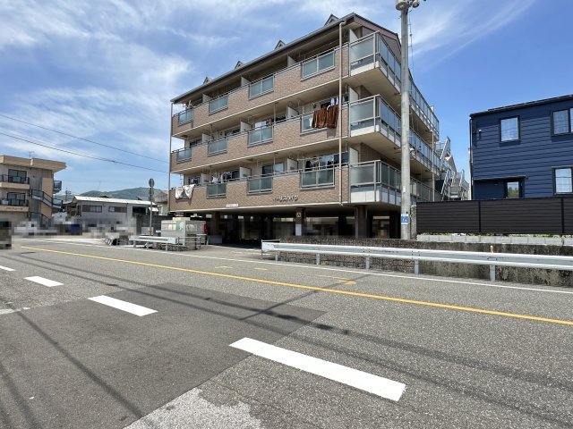 イーリスハイツA・B・C・D棟の駐車場