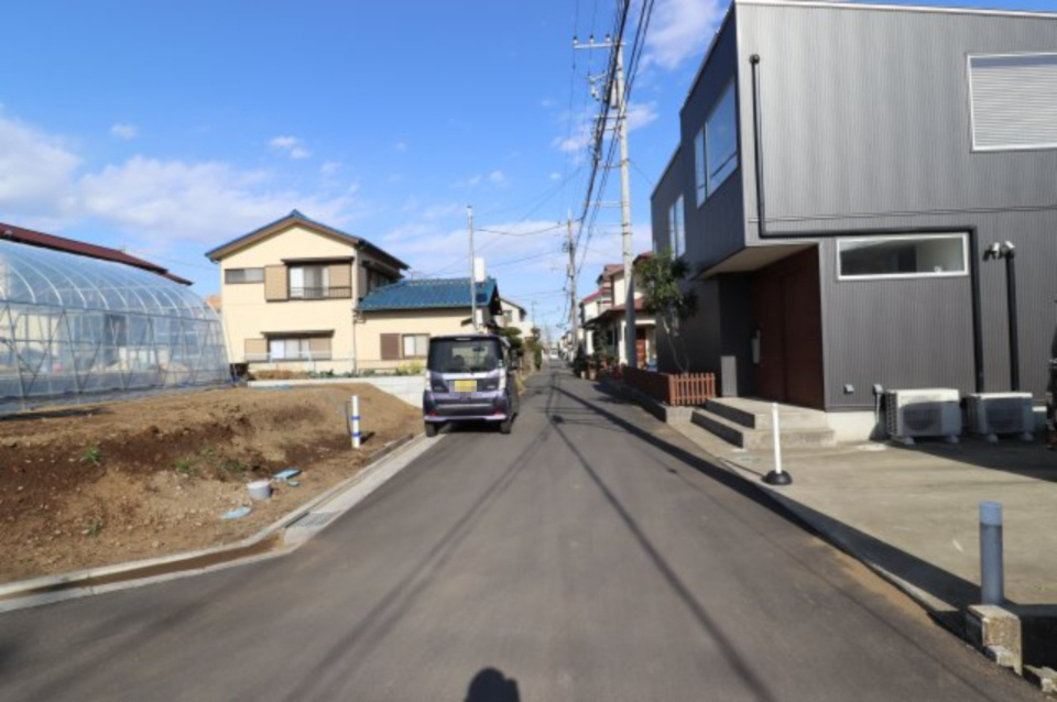 平塚市南原３丁目の前面道路含む現地写真