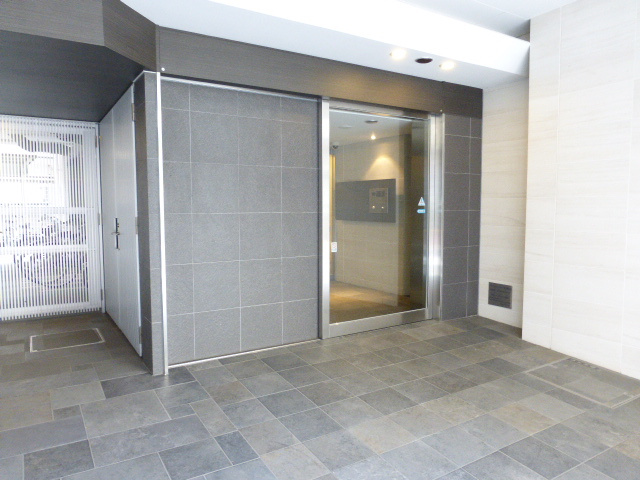 メイクスデザイン南青山のエントランス