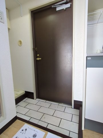 玄関奥には室内洗濯機置き場♪