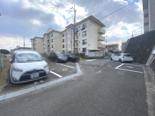 【成約済】円明寺ヶ丘団地M棟の駐車場|駐車場がございます（空き状況については、要確認）