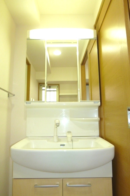 レジデンス東櫛原【10,000円キャッシュバック対象物件】の独立洗面台|独立洗面化粧台が付いています