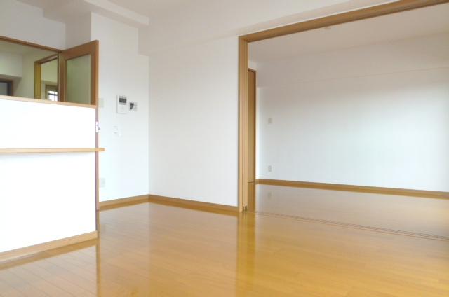 レジデンス東櫛原【10,000円キャッシュバック対象物件】の居間・リビング|こちらのリビングで趣味の時間をお楽しみください