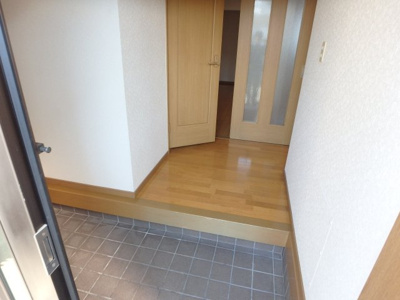 【玄関】 | 日野町貸家 | シンプルで使いやすい玄関です