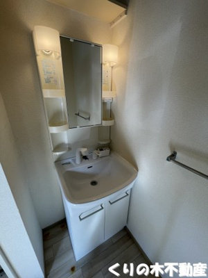 【洗面所】 | エクセルハイツ A棟 | 明るい洗面所です