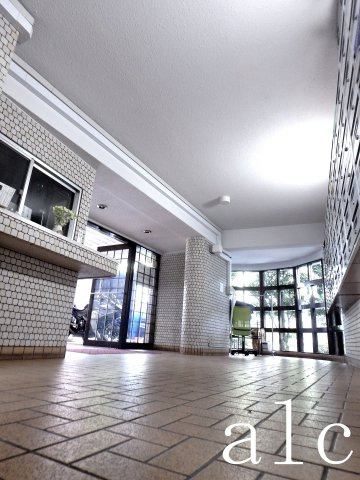 杉並区方南２丁目の賃貸マンションのエントランス|ゆとりのあるエントランスです