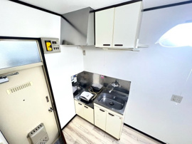 同建物内の類似内装のお部屋です（205のキッチンの扉は赤色です）