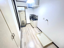 同建物内の類似内装のお部屋です（205のキッチンの扉は赤色です）