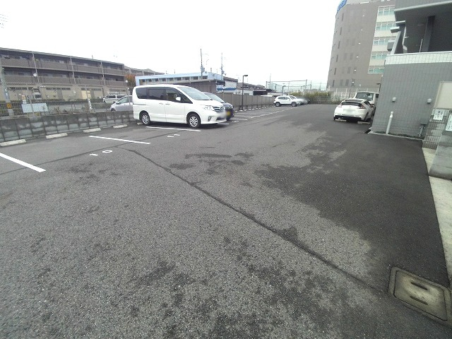 パレスマイセンの駐車場