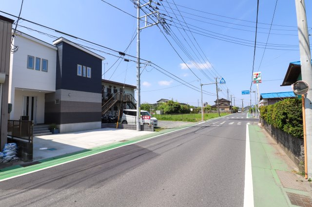 《価格変更》山武市和田／都会的な印象の外観と機能的な間取りの家の前面道路含む現地写真|最寄りのコンビニは徒歩1分のセブンイレブン。
お知り合いに道案内するときの目印に丁度良いです！