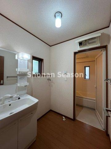 【独立洗面台】 | 玄関近くに洗面室があり、帰宅後すぐに手洗いなど動線良好の間取りです。