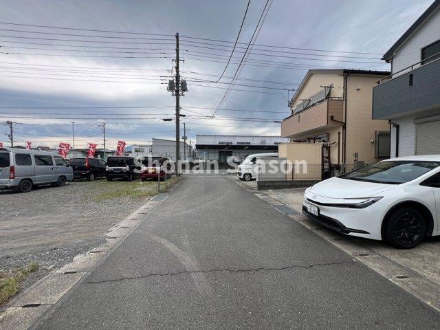 【前面道路含む現地写真】 | 出入りしやすいカースペース並列２台◎ぜひゆっくりご内見下さい。