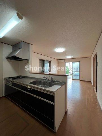 【キッチン】 | 広いシンクに作業台で、お料理効率もUPするシステムキッチンを搭載◎