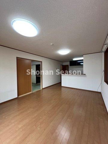 【居間・リビング】 | カウンター付きキッチンは、お料理の提供や片付けもスムーズ♪