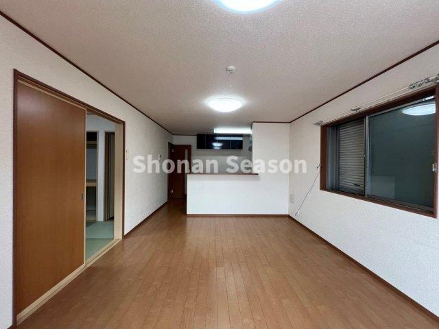 【居間・リビング】 | リビング繋がりの和室は、開放すれば一体利用も可能◎客間としても♪　
