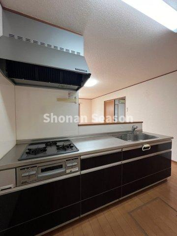 【キッチン】 | 同時に複数調理ができる３口コンロやレパートリー広がるグリル付き◎