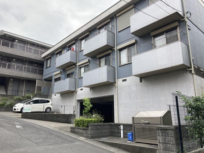【外観】 | マーベラス百合丘 | 小田急線「新百合ヶ丘」駅まで徒歩10分！便利な立地の2階建てアパートです♪通勤通学はもちろん、お買い物やお出かけにもGood☆