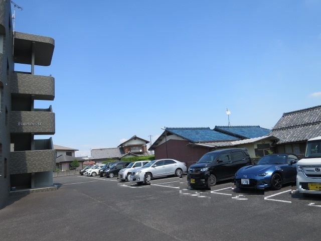 フォーエバー２０の駐車場