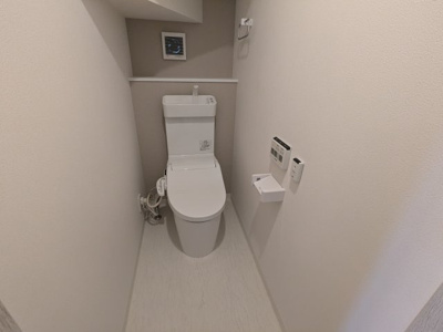 【トイレ】 | 緑町７丁目　新築戸建 | 1階トイレ　換気扇やペーパーホルダーなどついています。