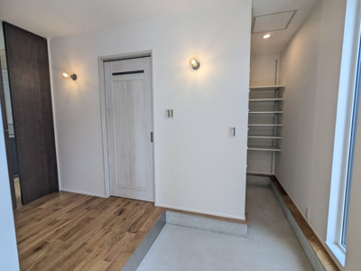 【玄関】 | 緑町７丁目　新築戸建 | すっきりした玄関が皆様をお迎えしてくれます。