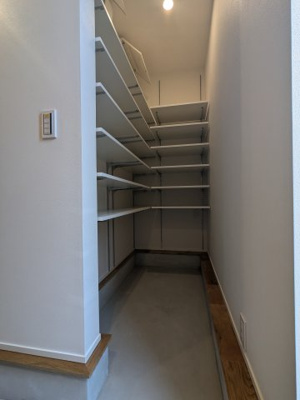 【収納】 | 緑町７丁目　新築戸建 | シューズクロークにはご家族分の靴を収納できます。