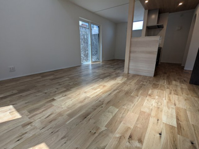 【居間・リビング】 | 緑町７丁目　新築戸建 | 木の温もりを感じられるLDKです。
