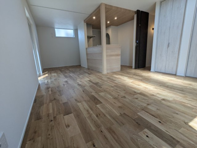【居間・リビング】 | 緑町７丁目　新築戸建 | カウンターキッチンも木で囲まれています。