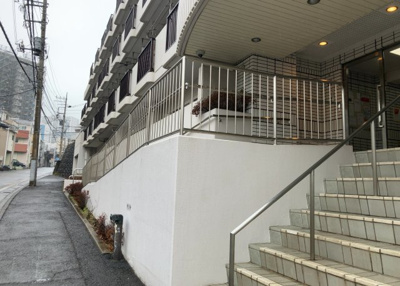 【庭】 | シャトレー町田ガーデン | 物件によっては、入居者が個人的に使用できる専用庭がついているものもあります。また、住宅の中にある土間の部分を庭と呼ぶこともあります。庭の用途は住む人によって変わり、それによってデザインもさまざまです。