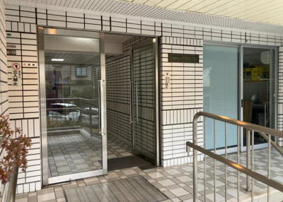 【エントランス】 | シャトレー町田ガーデン | マンションのエントランスには、もともと風よけや防犯の役割がありますが、マンションによって宅配ボックスなどの設備が備わっている所もあります。日々の生活をイメージしながら生活しやすさをチェックしましょう。