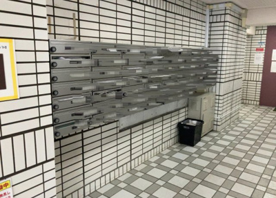 【設備】 | シャトレー町田ガーデン | エントランス付近に設置されている集合ポストは、住んでいる部屋と離れているため、ポストをあさるなど誰かに何かされていても被害に気づきにくいです。入居する時には他人に特定されにくい番号で鍵をかけましょう！