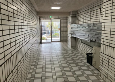 【ロビー】 | シャトレー町田ガーデン | ロビーというと、エントランスと何がちがうの？と思いますよね。実はロビーとエントランスには明確な決まりはありません。物件によっては、エントランスを入って広がるある程度の広さのある空間がロビーとなります。