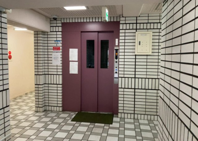 【設備】 | シャトレー町田ガーデン | 共有部分は、住民なら誰もが使える設備のこと。例えば駐車場やエレベーター、インターネット設備、セキュリティ設備などがあります。他にも、マンションの廊下・外部階段やエントランス・ゴミ置き場などがあります。