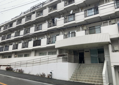 【現況写真】 | シャトレー町田ガーデン | 眺望の良さを楽しめるダイニングキッチンで家族団らんの時間を過ごしてはいかがでしょうか。バルコニーから見える景色を家族で眺める時間は、時間が経つのを忘れてしまいそうですね。是非、現地を見に行きましょう！