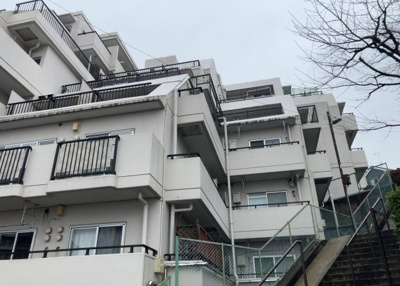 【現況写真】 | シャトレー町田ガーデン | 道幅が広い場所は日当たりや風通が良好です。幅が広いのですれ違いも可能ですし大きな車でも駐車可能！一方で、大型車が通ることも多くなるため交通量の増加により騒音に繋がります。また土地の値段が高くなります。