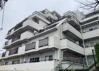 【構造・工法・仕様】 | シャトレー町田ガーデン | ＲＣ造、Reinforced Concreteは直訳すると補強されたコンクリートです。主に柱や梁・床・壁が鉄筋とコンクリートで構成おり、鉄筋を組んだ型枠にコンクリートを流し込んで固めたものを指します。