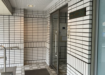 【玄関】 | シャトレー町田ガーデン | 玄関は家の顔でもあり、家族以外の目にも止まる場所です。玄関は外との間を仕切る扉、靴などをしまっておく収納スペース、靴脱ぎのたたきスペース、来客とのやり取りをするドアホンなど複数のアイテムからなります。