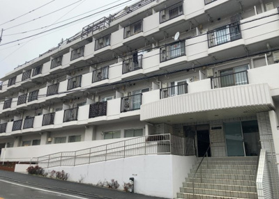 【外観】 | シャトレー町田ガーデン | 外観はマンション管理がされているかの目安になります。築年数が古いと、壁面は劣化してひび割れが生じることも！建物が古びていても細かいところが修繕されていると、きちんと管理されているなぁと感じるでしょう。