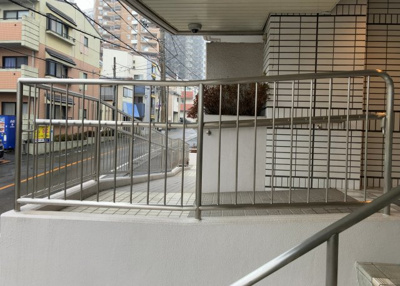 【駐車場】 | シャトレー町田ガーデン | 車一台あたりに必要なスペースは、標準サイズの普通自動車で横幅2m50cm、長さ5mは必要になります。ただし、乗降のことも考慮して横幅3m30cm、長さ5m50cmほどは確保できるところを選びましょう。