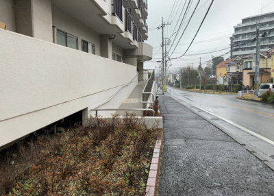 【駐車場】 | シャトレー町田ガーデン | 駐車場と明記されていても、最小スペースでつくられた駐車場だと大型車は駐車できなかったり、出入りしにくくなったりする可能性があります。お車のサイズと購入したい物件の駐車場のサイズを現地で確認しましょう。