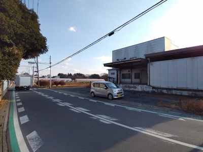 【前面道路含む現地写真】 | 伊奈町小室　売地（現況倉庫有り）